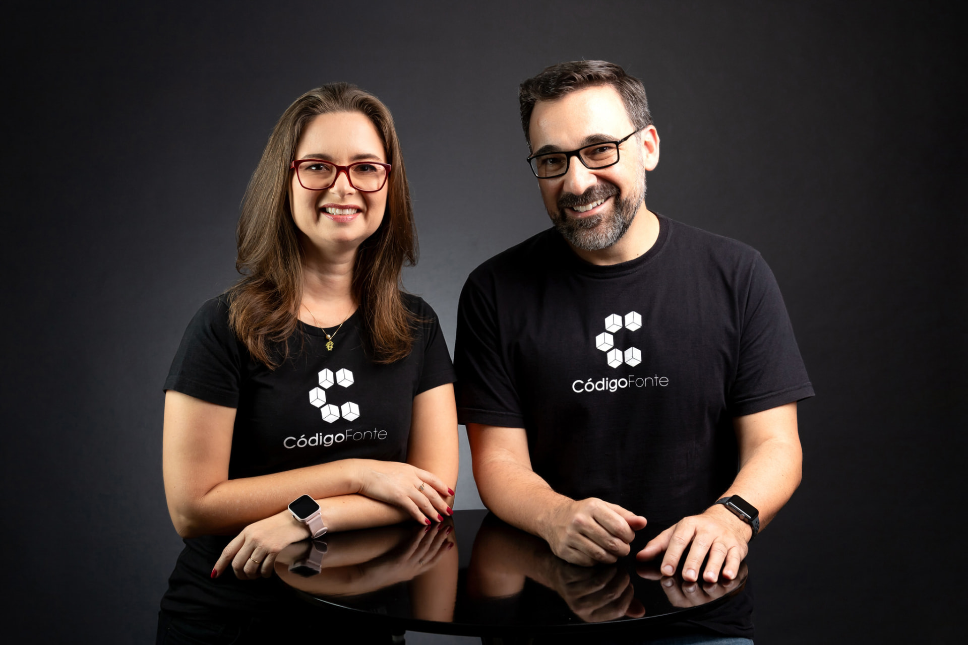 Gabriel e Vanessa apresentando o programa