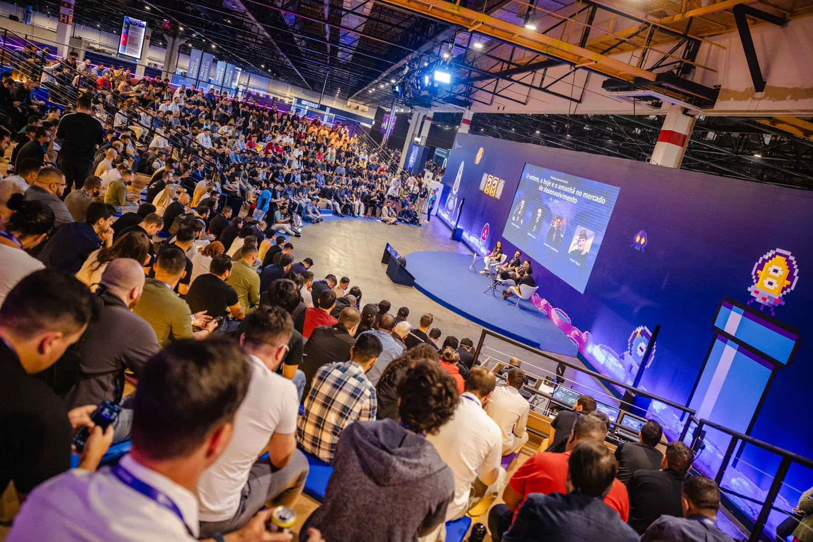 Palestra para grande público em evento de tecnologia